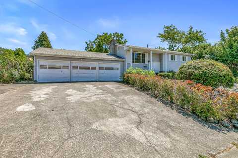 801 NE 10th Street, Grants Pass, OR 97526