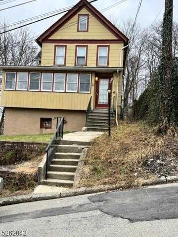 4 Harrison St, Newton, NJ 07860