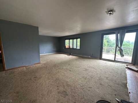 8 Greendale Rd, Andover, NJ 07860