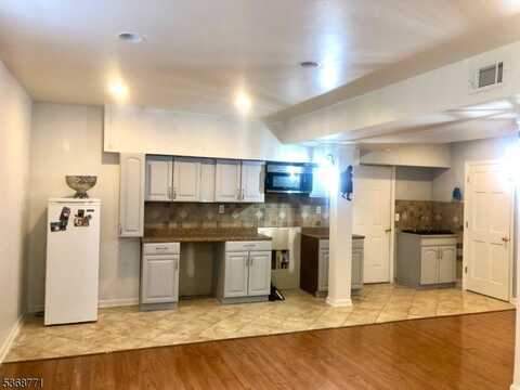 2 Windy Bush Ln, Sparta, NJ 07871