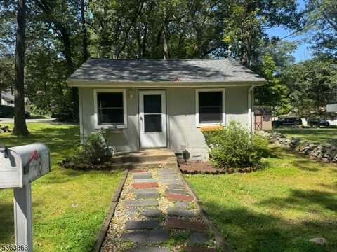8 Spruce Path, Mount Arlington, NJ 07856