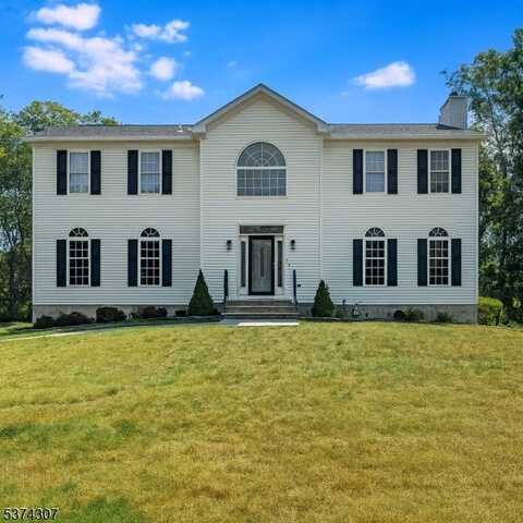 11 Macintosh Dr, Andover, NJ 07848