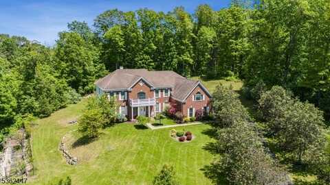 8 Limekiln Ct, Kearny, NJ 07821