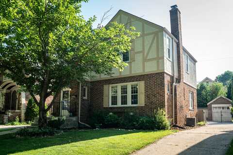 2552 N 69th St, Wauwatosa, WI 53213