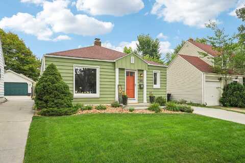 7710 Livingston Ave, Wauwatosa, WI 53213