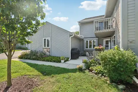 15665 W Brook Dr, New Berlin, WI 53151