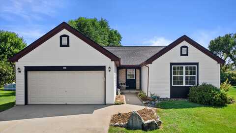 205 Shore Cir, Oconomowoc, WI 53066