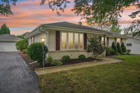 6129 S 38th St, Greenfield, WI 53221