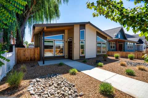 914 NW 19th Street, Redmond, OR 97756