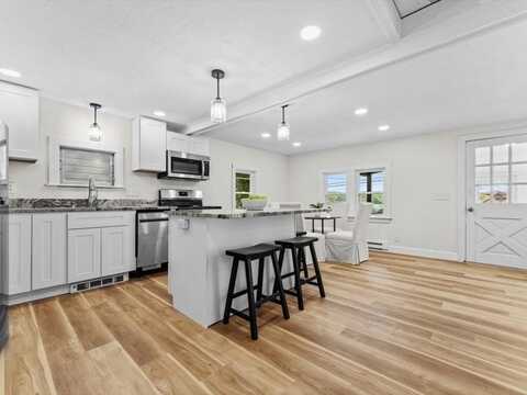 38 Oakhurst Rd, Hopkinton, MA 01748