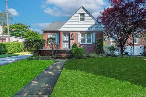25 Nugent Street, New Hyde Park, NY 11040