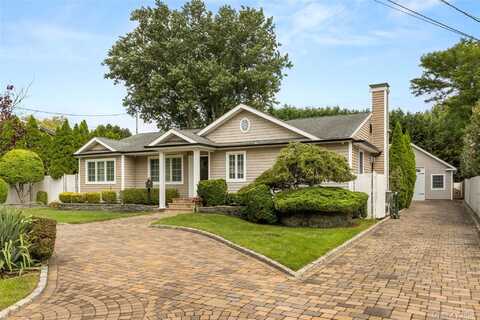 17 Potomac Lane, Sayville, NY 11782
