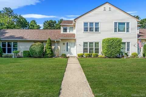 8 Crescent Circle, Holbrook, NY 11741
