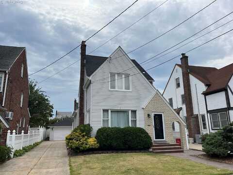 463 Macatee Place, Mineola, NY 11501