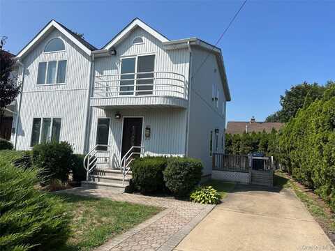 27 Kaywood Road, Port Washington, NY 11050