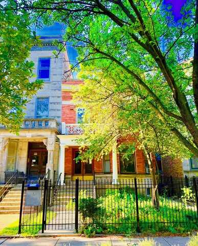 851 W OAKDALE Avenue, Chicago, IL 60657