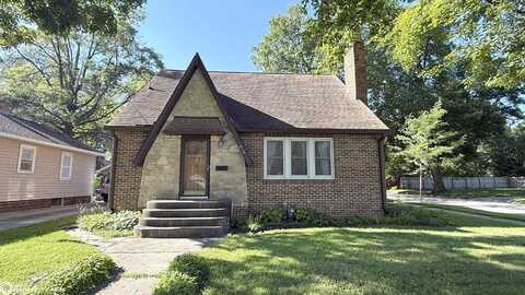 210 N Crescent Drive, Mason City, IA 50401