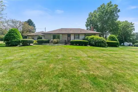 7102 Pine Grove Drive, Hubbard, OH 44425