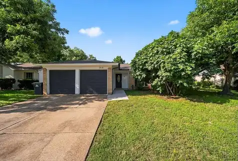 205 Volunteer Drive, Arlington, TX 76014
