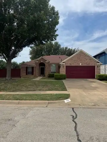 724 Gentry Drive, Arlington, TX 76018