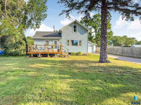814 E 7th St, Dell Rapids, SD 57022