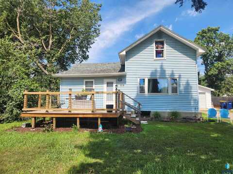 814 E 7th St, Dell Rapids, SD 57022