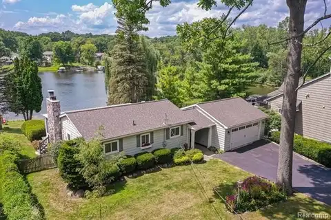 8701 Sherwood Drive, Davisburg, MI 48350