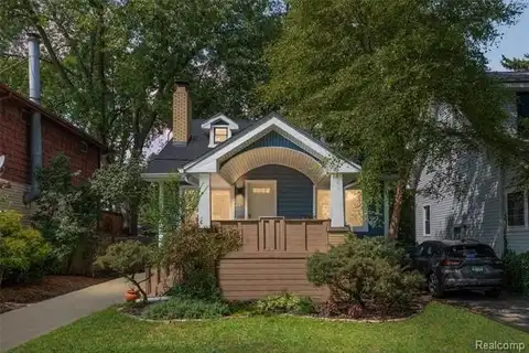 221 E Lewiston Avenue, Fenton, MI 48220