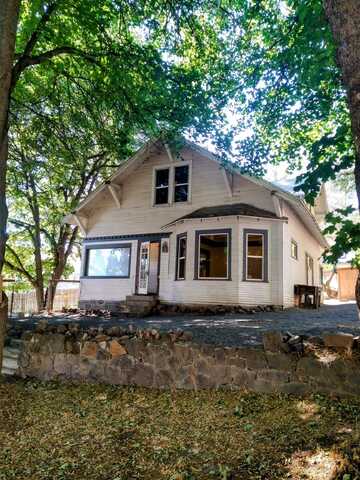 215 N H St, Albion, WA 99163