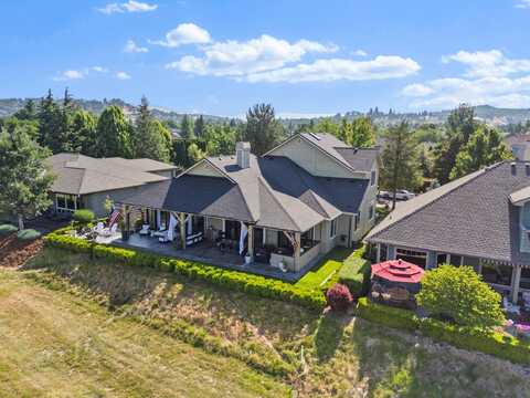 828 St Andrews Way, Eagle Point, OR 97524