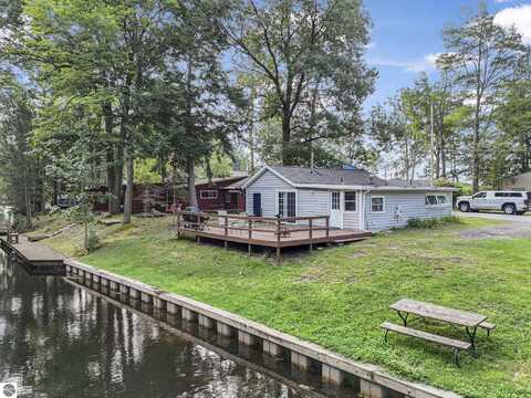 256 W Lake Drive, Cadillac, MI 49601