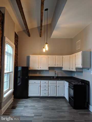 13 N 4TH AVE, ROYERSFORD, PA 19468