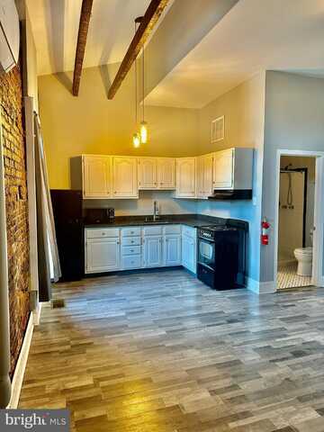 13 N 4TH AVE, ROYERSFORD, PA 19468