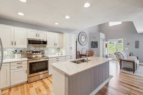 15403 Walnut Hills Drive, Urbandale, IA 50323