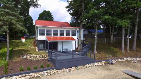 551 N Rock Lake Drive, Vestaburg, MI 48891