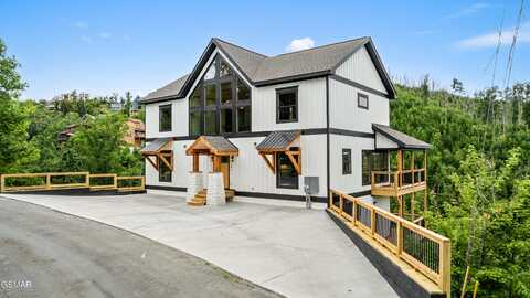 745 Pinecrest Drive, Gatlinburg, TN 37738