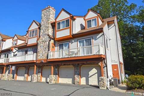 26 Woods Edge Dr, Roxbury Township, NJ 07876