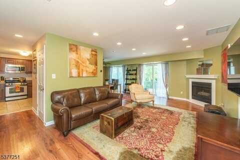 86 Woods Edge Dr, Roxbury Township, NJ 07876