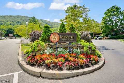 2 Chamonix Dr, Vernon, NJ 07462