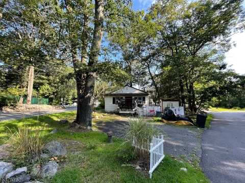 2 Lincoln Trl, Hopatcong, NJ 07843