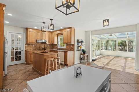 19 Tunnell Rd, Franklin, NJ 08873