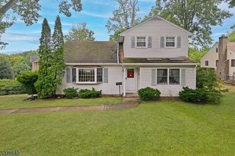 89 Circle Dr, Paramus, NJ 07652