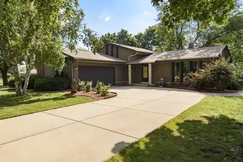 716 Elk Ln, Waukesha, WI 53188