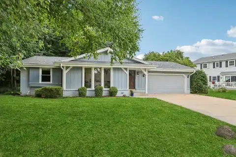 3725 S Maplewood Ln, New Berlin, WI 53151