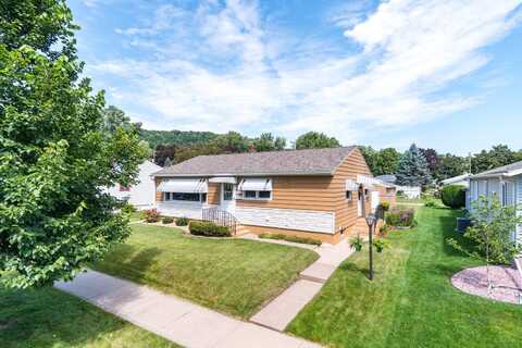 614 1st St, La Crescent, MN 55947