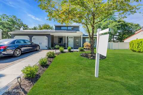 41 Sweetbriar Trail, Howell, NJ 07731