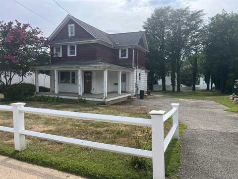 32 Perry Avenue, Bayville, NY 11709