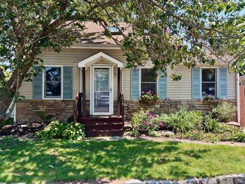 1529 Carl Avenue, Holbrook, NY 11741