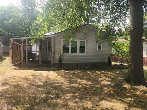 8312 Maple Street SW, Sherrodsville, OH 44675
