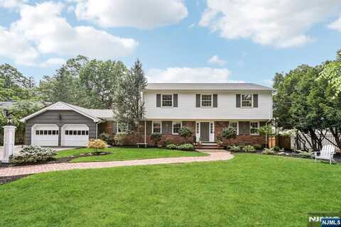 268 Iris Court, Paramus, NJ 07652